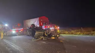 Exceso de velocidad provoca volcadura en la carretera Campeche – Carmen