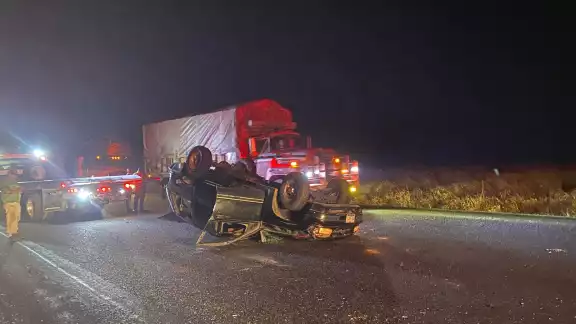 Camioneta abandonada tras accidente en carretera federal de Champotón