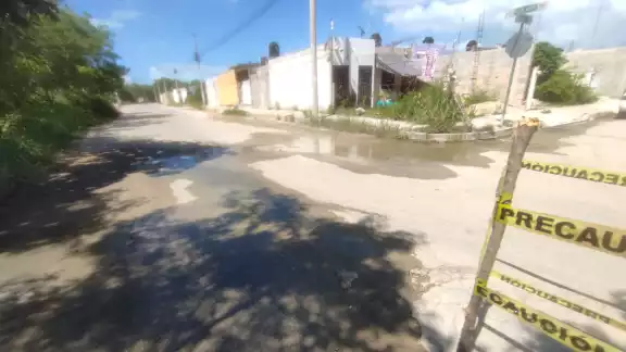 Las aguas residuales se pueden ver en diferentes puntos de la colonia. Las aguas residuales se pueden ver en diferentes puntos de la colonia.