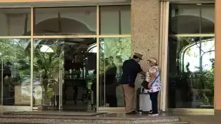 Cientos de trabajadores, sobretodo del sector hotelero, se han manifestado por el escaso pago recibido