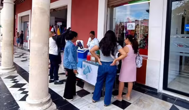 Traslada ambulancia a motociclista lesionado por derrape en transitada avenida