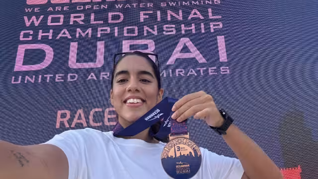 La nadadora quedó en tercer lugar en aguas abiertas, compitiendo contra los mejores del mundo en la disciplina olímpica