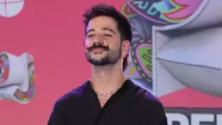 Camilo desfilando en la alfombra azul