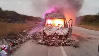 Intento de asalto provoca incendio de camioneta en carretera Isla Aguada-Sabancuy