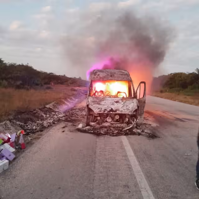 Una camioneta que transportaba zapatos se incendió tras un intento de asalto en la carretera entre Isla Aguada y Sabancuy