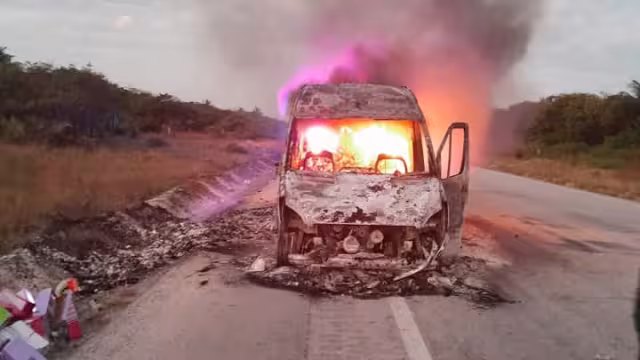 Una camioneta que transportaba zapatos se incendió tras un intento de asalto en la carretera entre Isla Aguada y Sabancuy
