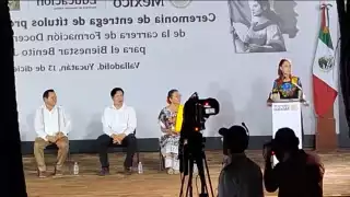 Claudia Sheinbaum y Huacho Díaz Mena entregando reconocimientos en Mérida