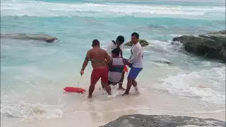 Salvan a un turista de morir ahogado en una playa de Cancún