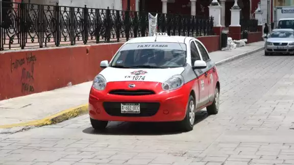 Las quejas contra los taxistas en Campeche han aumentado, incluyendo denuncias por robo, cobro excesivo y acoso. Las quejas contra los taxistas en Campeche han aumentado, incluyendo denuncias por robo, cobro excesivo y acoso.