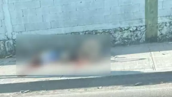 El hombre cayó sin vida sobre la acera de la avenida Portillo de Cancún El hombre cayó sin vida sobre la acera de la avenida Portillo de Cancún