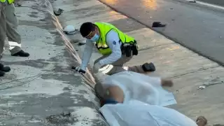 La pareja transitaba en su motocicleta cuando fueron atropellados por el conductor de un auto