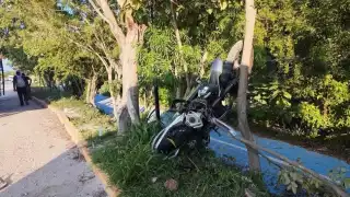Dos motociclistas se accidentan en distintos puntos de Playa del Carmen; uno resultó lesionado