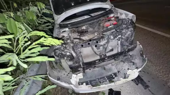 La camioneta terminó con severos daños materiales, que la colocan en condición de casi pérdida total