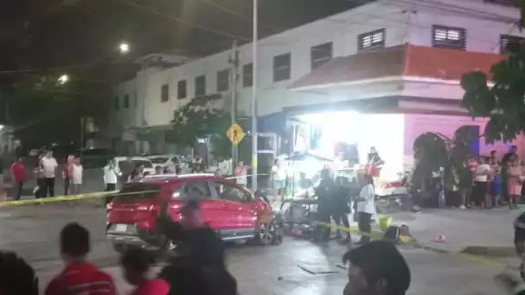 Automovilistas descendieron de sus unidades para auxiliar a las víctimas y evitar que el conductor intentara huir Automovilistas descendieron de sus unidades para auxiliar a las víctimas y evitar que el conductor intentara huir