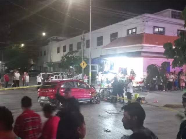 Automovilistas descendieron de sus unidades para auxiliar a las víctimas y evitar que el conductor intentara huir