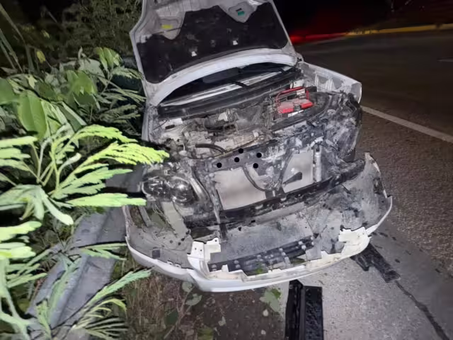 La camioneta terminó con severos daños materiales, que la colocan en condición de casi pérdida total