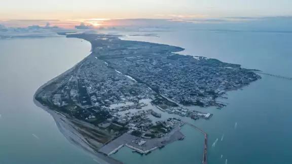 Ciudad del Carmen es la cabecera del municipio de Carmen, ubicada entre el golfo de México y la laguna de Términos. Ciudad del Carmen es la cabecera del municipio de Carmen, ubicada entre el golfo de México y la laguna de Términos.