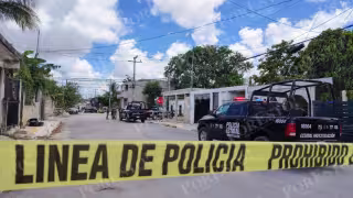 Al parecer, dos agresores llegaron en una moto, uno de ellos descendió para disparar en repetidas ocasiones contra la mujer y ambos escaparon del sitio