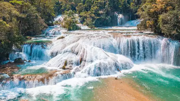 Chiapas es una de las entidades del Sureste que ofrece una variedad de atractivos naturales, como son las cascadas de agua azul Chiapas es una de las entidades del Sureste que ofrece una variedad de atractivos naturales, como son las cascadas de agua azul