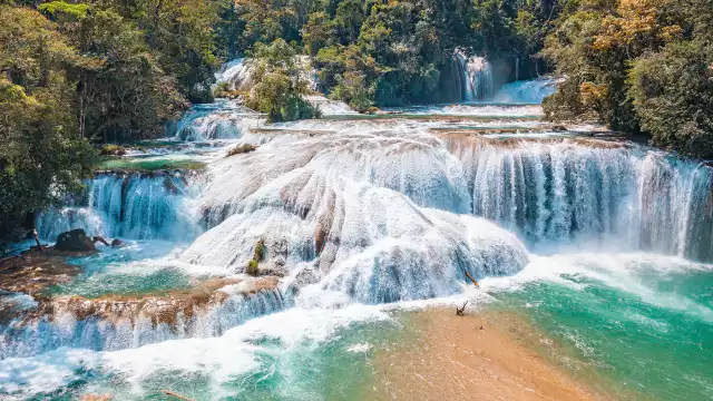 Chiapas es una de las entidades del Sureste que ofrece una variedad de atractivos naturales, como son las cascadas de agua azul
