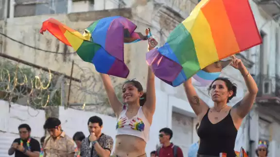 Todo ocurrió el 28 de junio de 1969, cuando se registraron disturbios de Stonewall Inn en Nueva York, considerado un punto de inflexión en la lucha por los derechos de las personas lesbianas, gays
