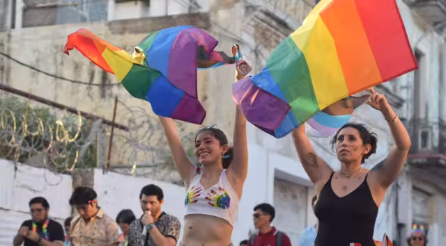 Todo ocurrió el 28 de junio de 1969, cuando se registraron disturbios de Stonewall Inn en Nueva York, considerado un punto de inflexión en la lucha por los derechos de las personas lesbianas, gays