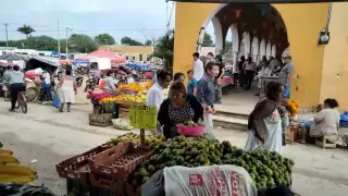Habitantes de Acanceh compran lo necesario para la comida con la que dirán adiós a las ánimas