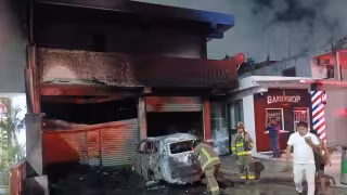 Voraz incendio consumió un vehículo en la SM 228 de Cancún