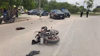 Brutal accidente en Tulum: motociclista termina hospitalizado tras chocar contra un poste