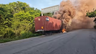 Contenedor se incendia en la carretera Cobá–Chemax y moviliza a cuerpos de emergencia