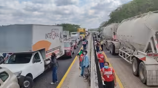 Normalistas de Hecelchakán bloquean carretera federal en protesta por falta de recursos