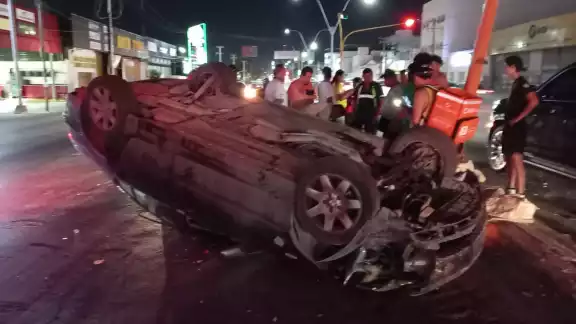 El BMW terminó volcado sobre la vía y el conductor fue trasladado al hospital. El BMW terminó volcado sobre la vía y el conductor fue trasladado al hospital.