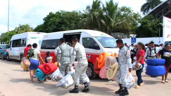 Unas 200 familias abandonaron el refugio temporal número 07 tras el paso del huracán Milton, siguiendo las recomendaciones de las autoridades Unas 200 familias abandonaron el refugio temporal número 07 tras el paso del huracán Milton, siguiendo las recomendaciones de las autoridades