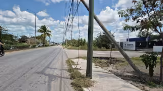 Poste de Telmex ladeado representa riesgo en la avenida Luis Donaldo Colosio de Champotón