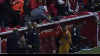 Aficionado agrede a Gignac durante la Final Toluca vs. Tigres