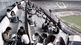 En el Estadio Azteca, sin mirar a la cancha y solo con una tabla; así era el examen de la UNAM el siglo pasado