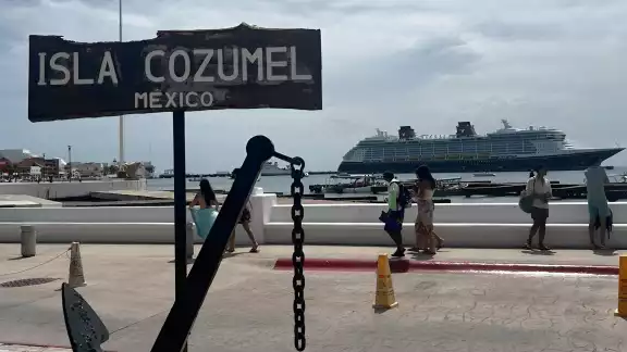 El crucero Disney atracó por la mañana en Cozumel