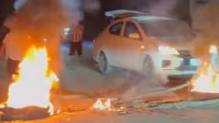 Los habitantes de esta localidad prendieron fuego a llantas y bloquearon el paso.