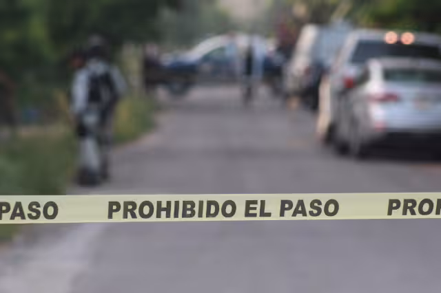 Los sujetos armados habrían amagado a huéspedes y sometido al personal de vigilancia, golpeando al guardia de seguridad mientras lo amenazaban con armas de fuego