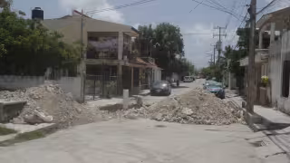 Vecinos de la Región 95 de Cancún denuncian retrasos en obras de pozos pluviales y temen accidentes