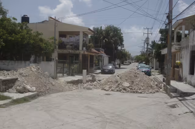 En algunas zonas el paso para peatones y autos es imposible debido a los montículos de tierra y las excavaciones de las zanjas