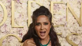 Salma Hayek marca tendencia en los Globos de Oro luciendo sus canas