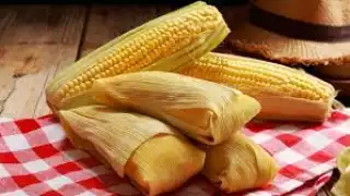 Necesitas elotes frescos, mantequilla, azúcar, leche, polvo para hornear, y sal.