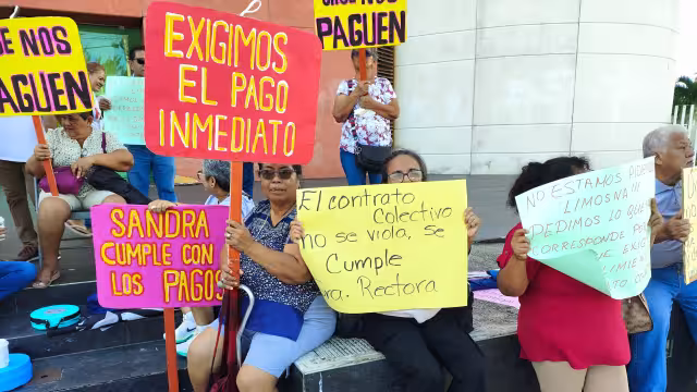 Les adeudan casi 12 quincenas de salario