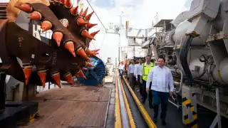 Joaquín Díaz Mena recorre el navío que dragará Progreso para ampliar su capacidad operativa