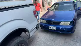 Camioneta en Ciudad del Carmen echa reversa sin precaución y choca contra coche