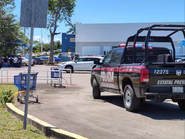 Hombre fue atacado a balazos en estacionamiento de Walmart en Chetumal.