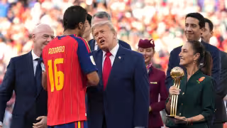 Claudia Sheinbaum presente en la premiación del Mundial 2026 y entrega el Balón de Oro a Rodri