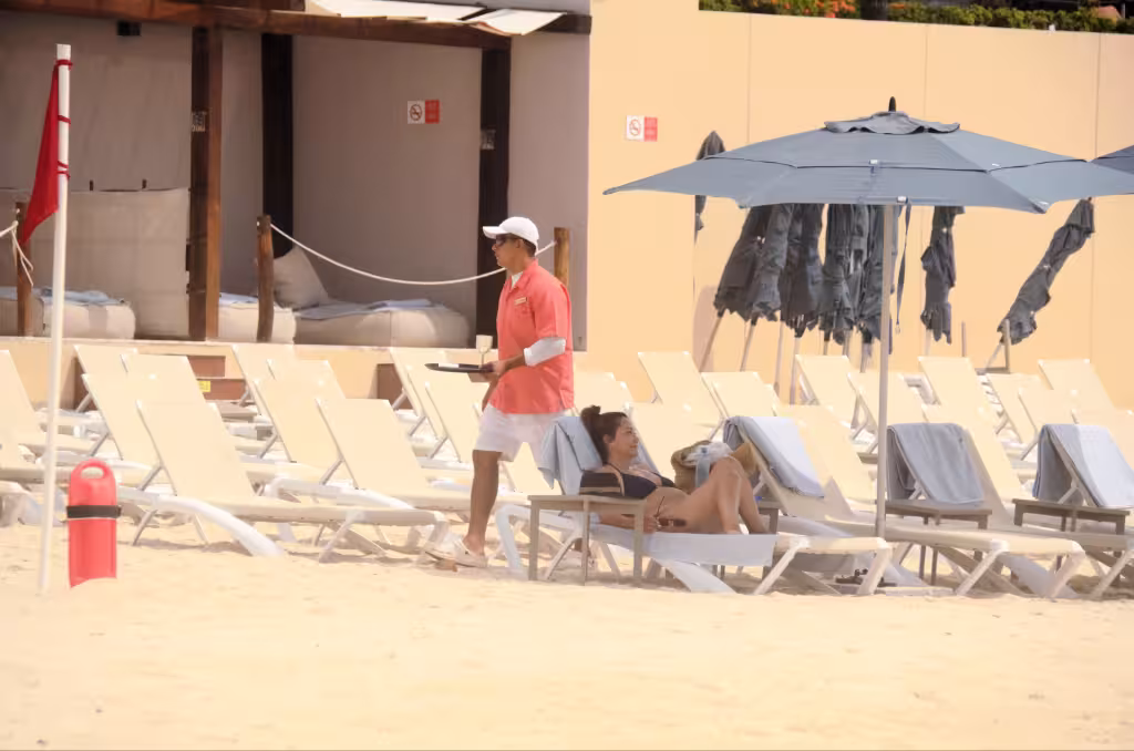 Despidos y “días solidarios” golpean a trabajadores turísticos de Cancún