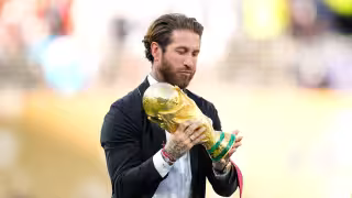Sergio Ramos toca la Copa del Mundo sin guantes: esta es la razón por la que la FIFA se lo permite